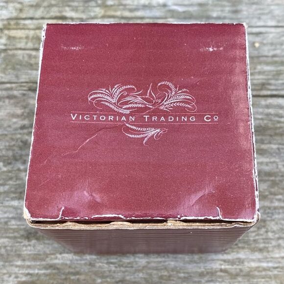 NIB New VICTORIAN TRADING CO LIDDED FLORAL PORCELAIN TRINKET BOX - Picture 4 of 5